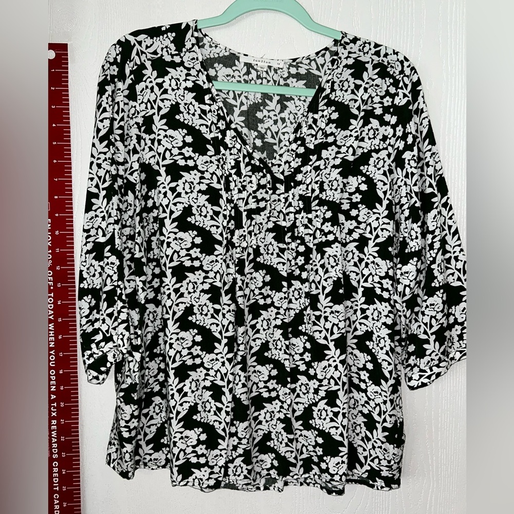 Dark Green Fun2Fun floral top 1X